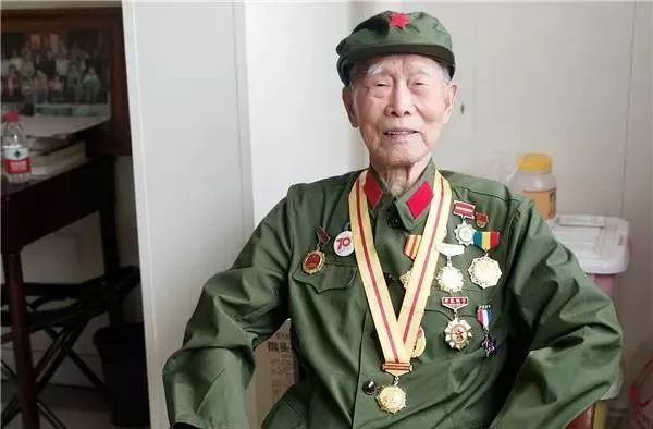 马建勋:其中有两句话,"老兵今日还能战,再建功勋报党恩".