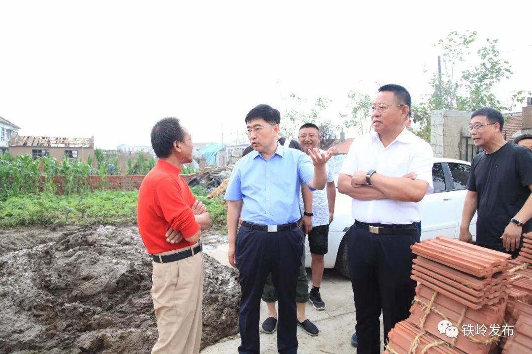 7月11日,市委副书记,代市长隋显利到开原市遭受龙卷风袭击的新开街瓜