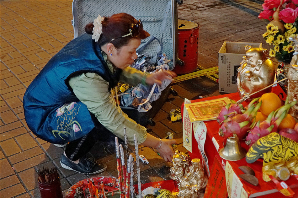 神婆都是普通的老妇,法器也平常,就是鞋底比较好笑,这东西在民间也是