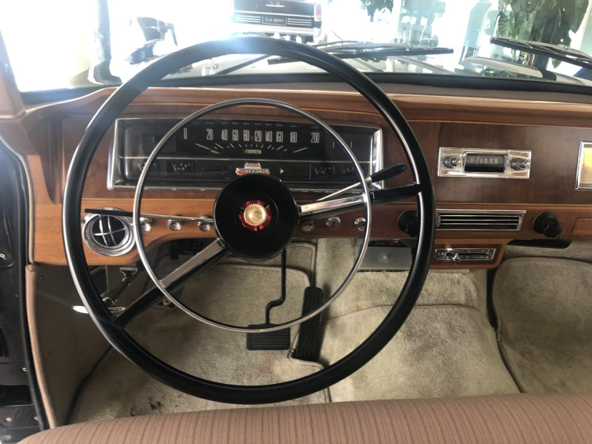 工程师为红旗ca770高级轿车更换胶垫.