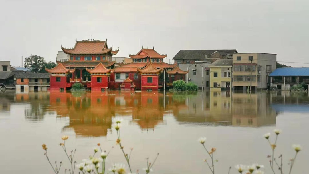 ""韶茶干线金坪岭段发生山体滑坡道路中断,请公路部门立刻赶往茶恩寺