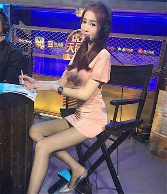 兄弟俩起内讧拉风龙在老骚面前自称虎牙一哥骚男听后表情尴尬