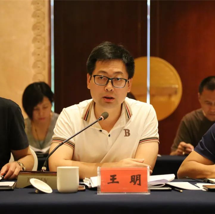 镇党委副书记,镇长王耀平主持会议.