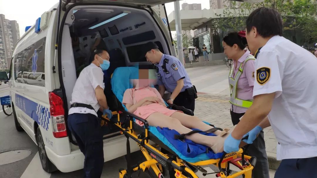 【正能量】女子晕倒 站警联合救助|乘客遗失皮夹 站长堪比福尔摩斯_陆