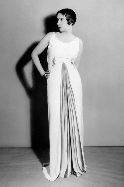 废物再利用不得不提的创始人elsaschiaparelli他不仅仅为三宅一生的