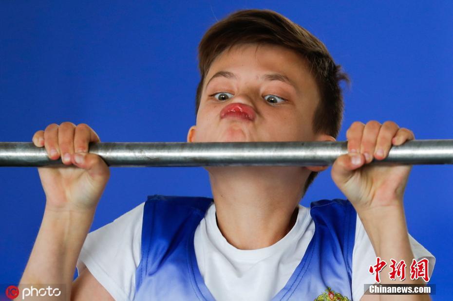 莫斯科少年军校招生小男孩做引体向上表情超萌