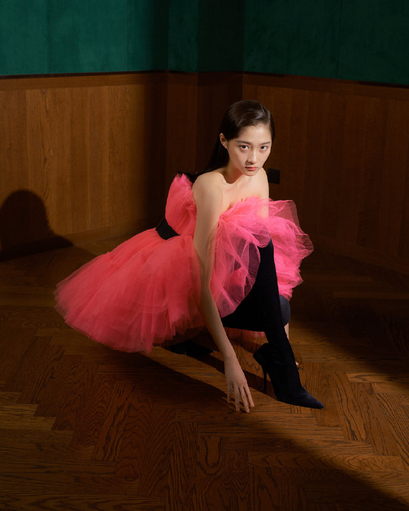 女演员关晓彤性感冷艳摩登写真