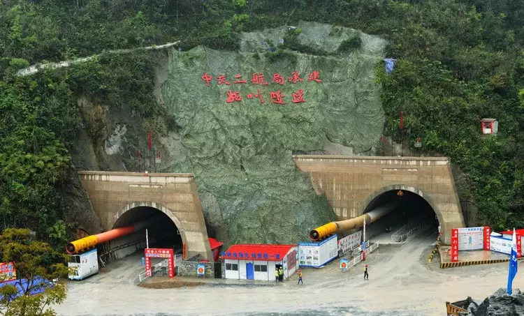 【寄语】写给萌新们:扎根基层,艰苦奋斗,牢记使命,勇于担当_隧道