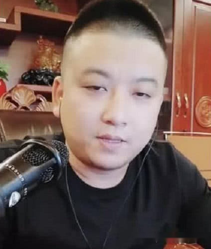 天津李四是今年快手吸金能力最强的网红之一,在经历了网红pk的改革
