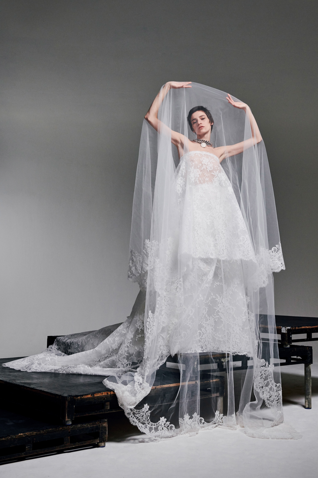 couture系列里,他成功发挥了前卫不羁的设计思维,以多种手法颠覆婚纱