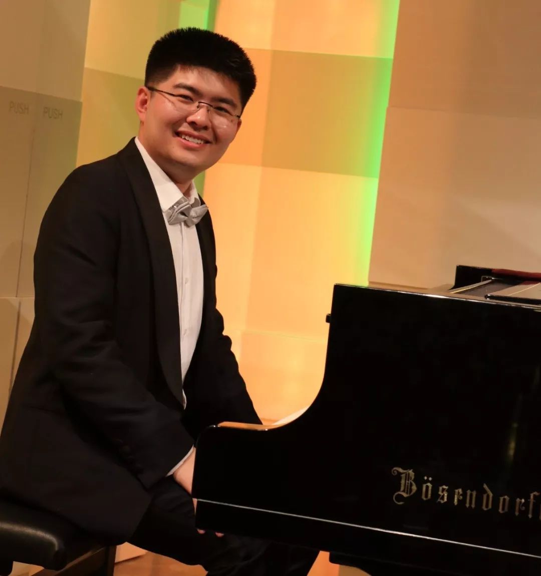 小型酒会之后李悦萌和李明阳给大家带来了精彩的独奏音乐会!