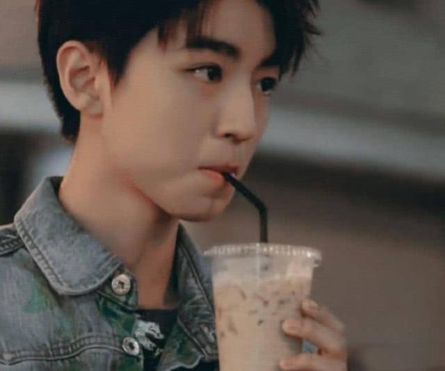 原创致敬大禹?王俊凯路过自家奶茶店不敢进,原因惹人心疼