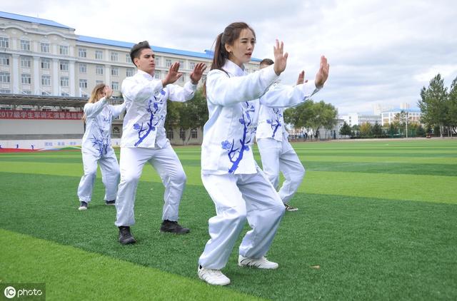 2017年,来自俄罗斯的留学生在练习太极拳(图片来自 ic photo)
