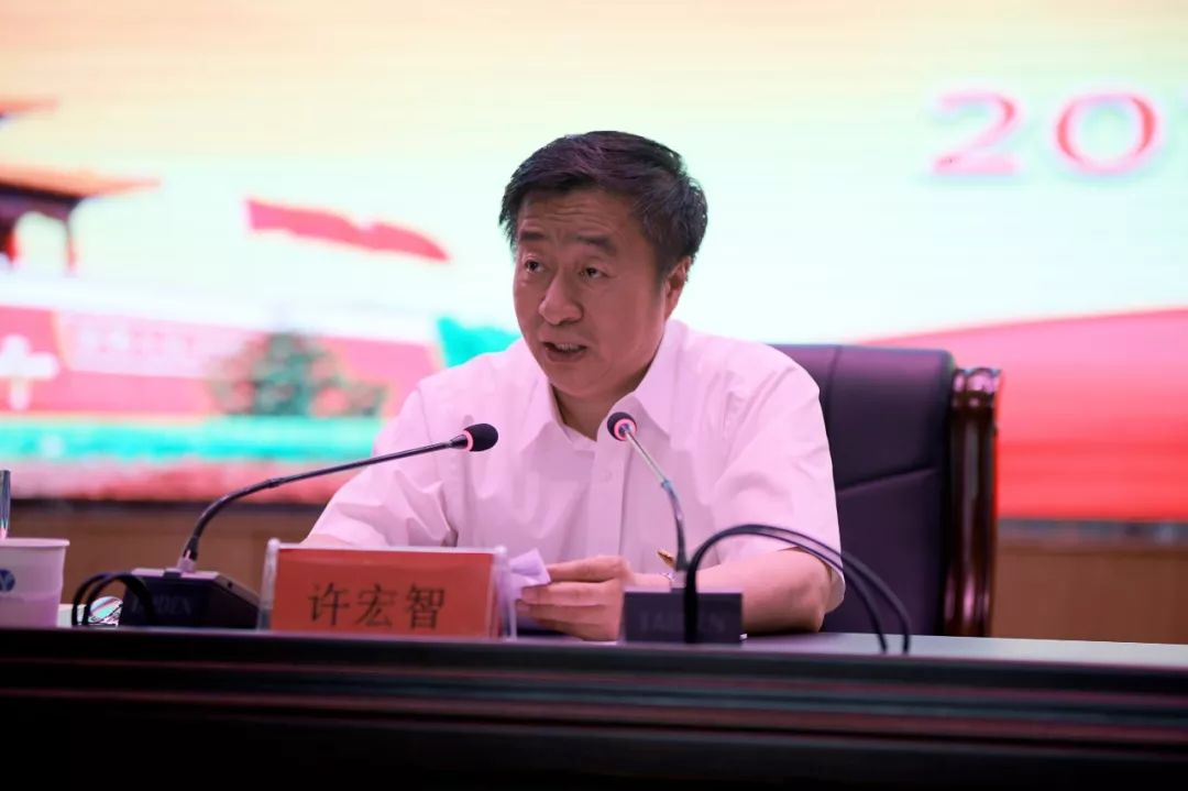 内蒙古自治区卫生健康委党组书记主任许宏智在内蒙古妇幼保健院新院为