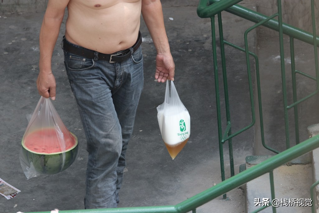 青岛人的夏天,塑料袋装啤酒提回家喝再来个西瓜