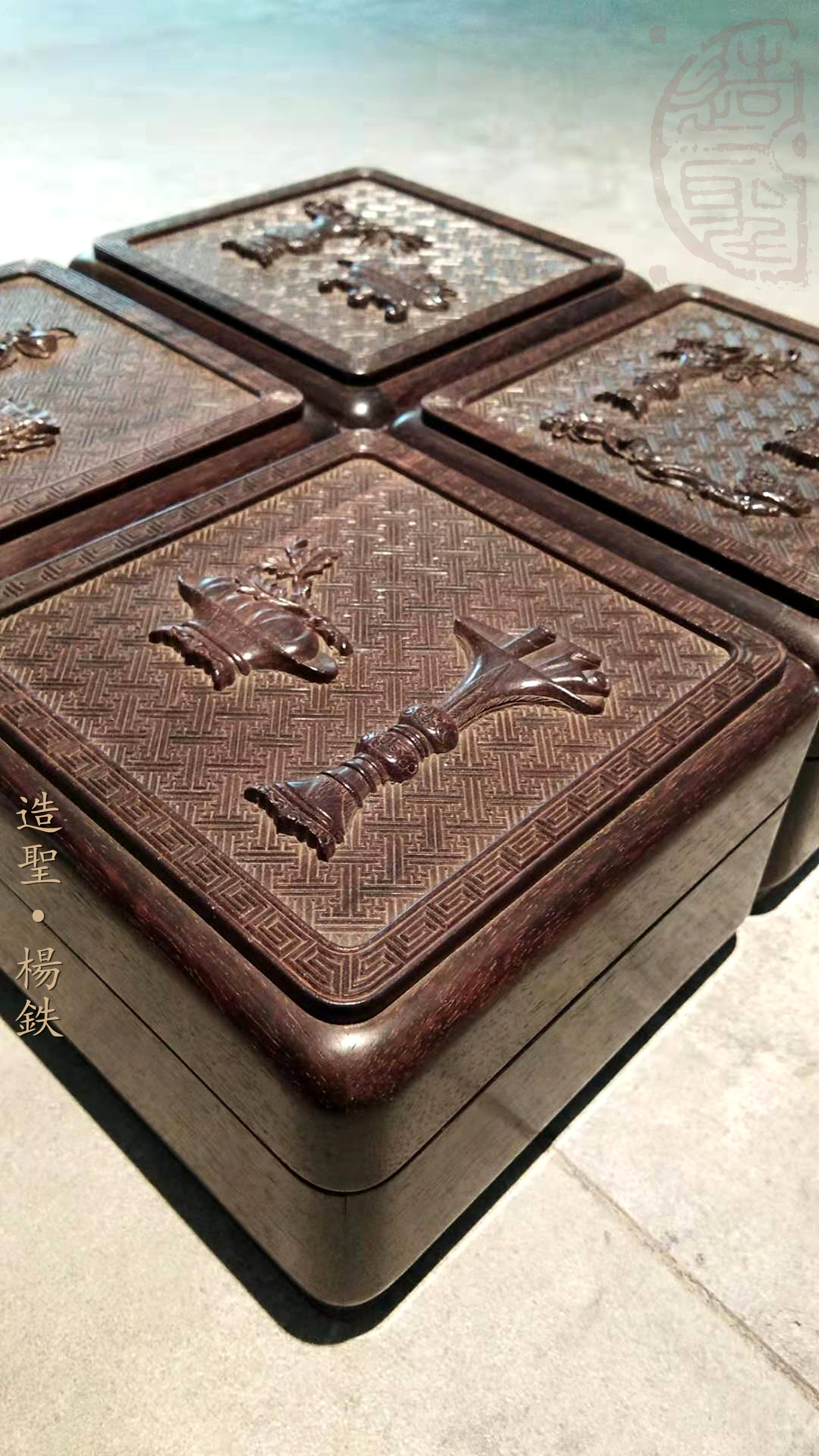 用放大镜可以看出"卍"字锦地纹出于人手雕刻的细微差异.