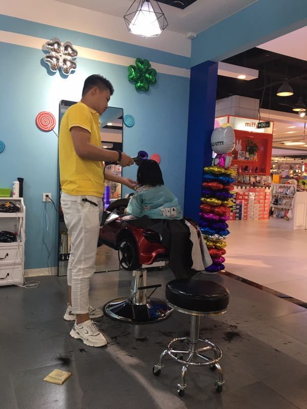 绵花糖儿童理发丨把理发店变成孩子的游乐场坐最闪的椅剪最酷的头特惠