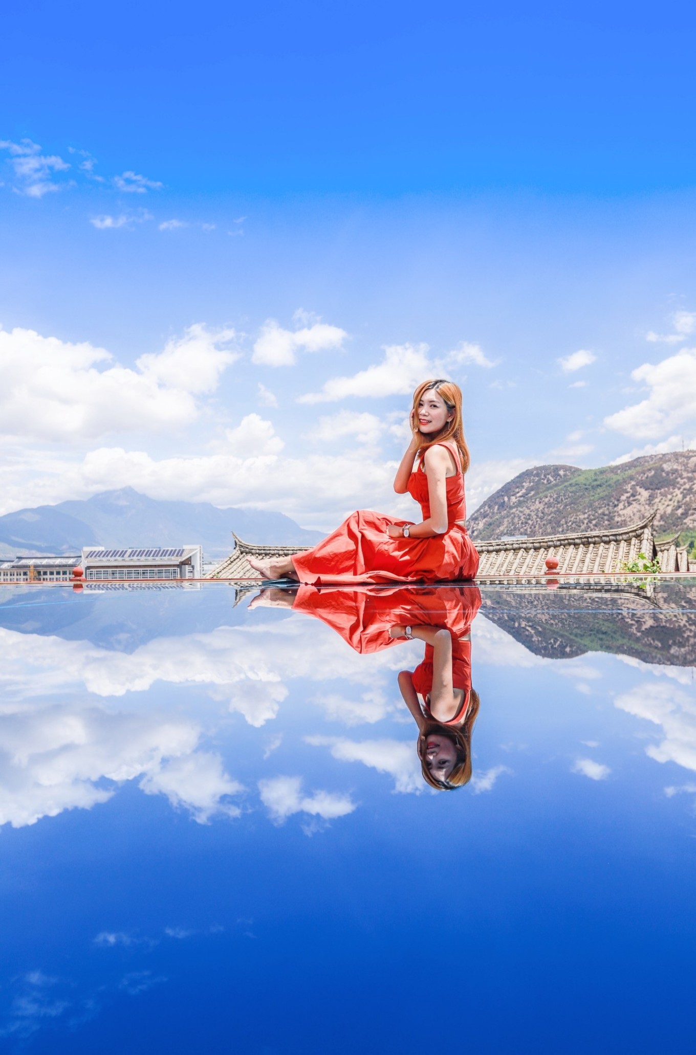 丽江 位于高原地带,这里的阳光总是格外灿烂,天空也是格外蔚蓝.