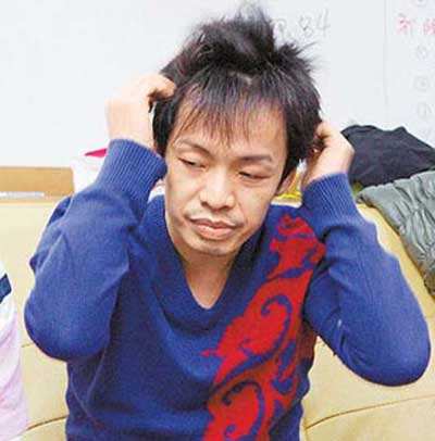 他因为经常模仿一些名人而被大家熟知,后来余炳贤因为吸毒被抓,最后更