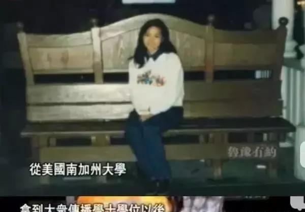 毕业后,侯佩岑进入了台湾的新闻电视台,成为了一名新闻主播.