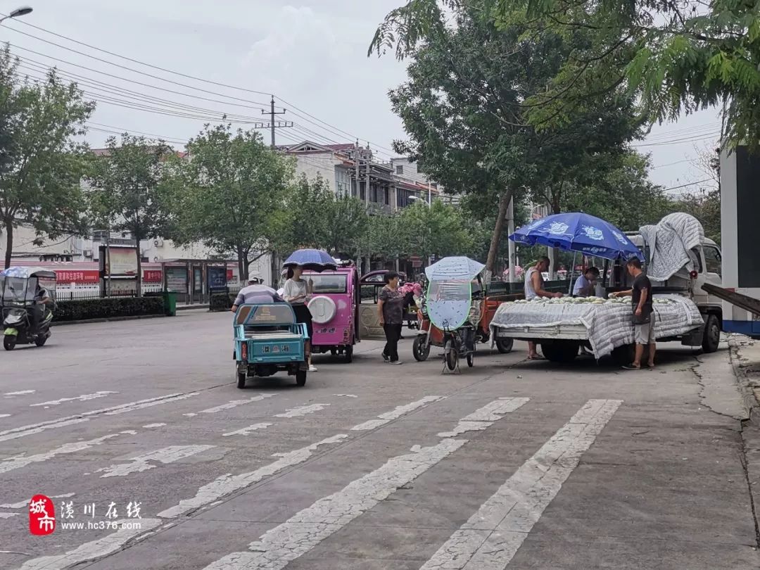 潢川街头实拍宁西路上竟有人在马路上卖东西看看你认识吗