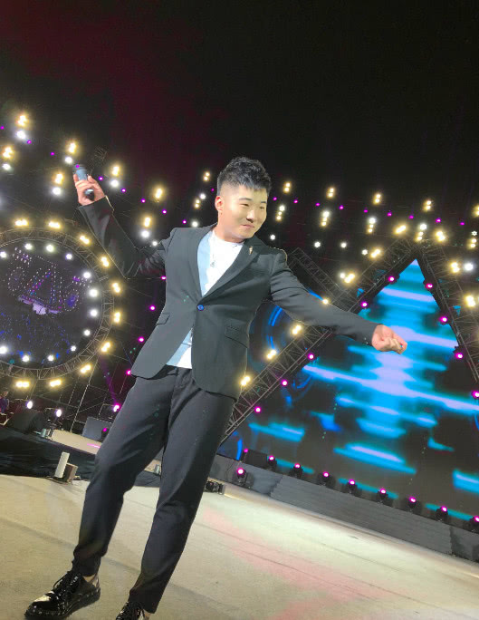 白小白彻底飘了调侃牌牌琦婚礼邀请的明星出场费还没我高