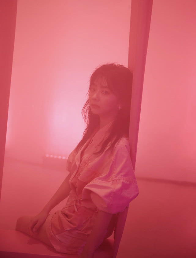 原创谭松韵身穿粉色套装率真随性出席活动俏皮的羊毛卷甜美可爱