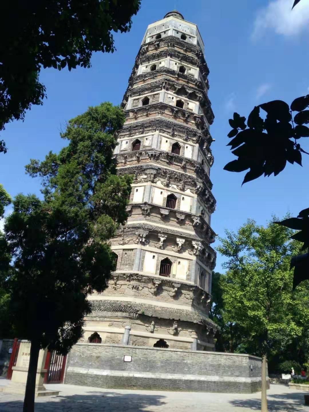 在路上姑蘇城外寒山寺觸探那愁夜半鐘聲到客船聽鍾納福