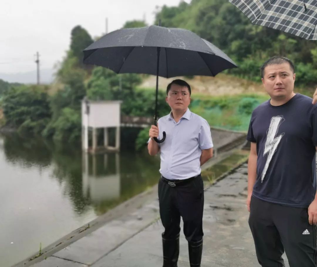 每到一处,黄轲实地察看水库水位情况,详细询问相关负责人防汛安排部署