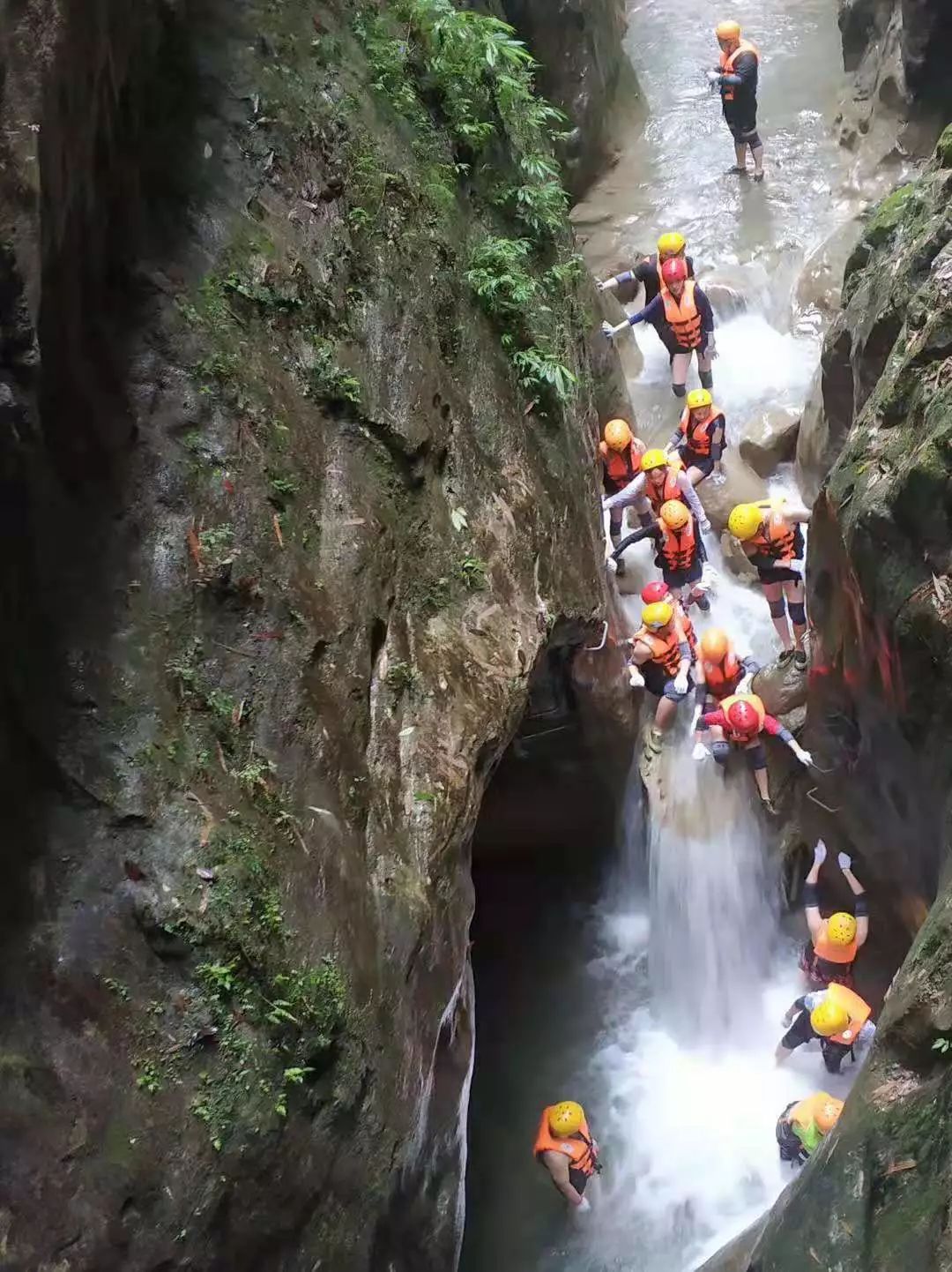 金刀峡人体漂流正式开漂啦山作伴溪共舞浪起来