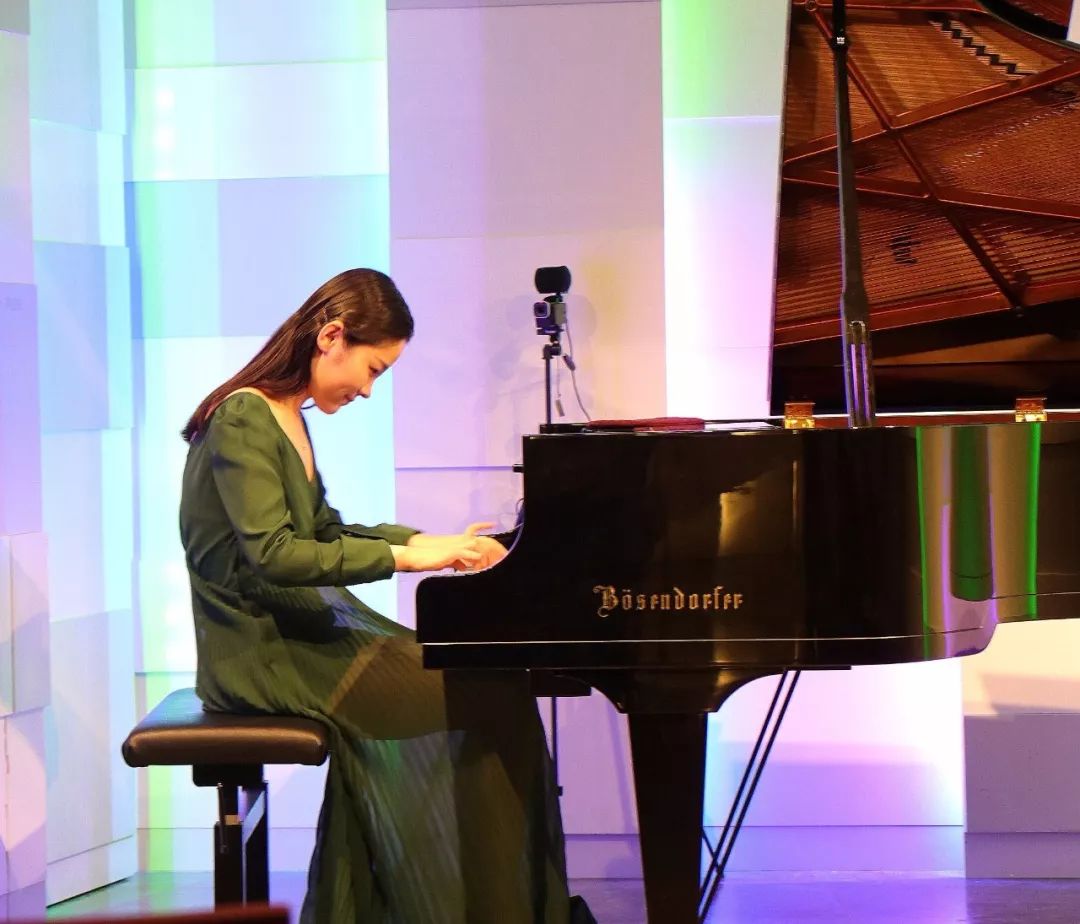 小型酒会之后李悦萌和李明阳给大家带来了精彩的独奏音乐会!