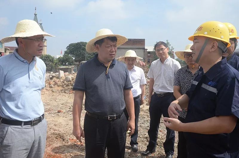 今日,闽侯县委书记李永祥率领县直有关部门负责人赴上街镇调研,实地