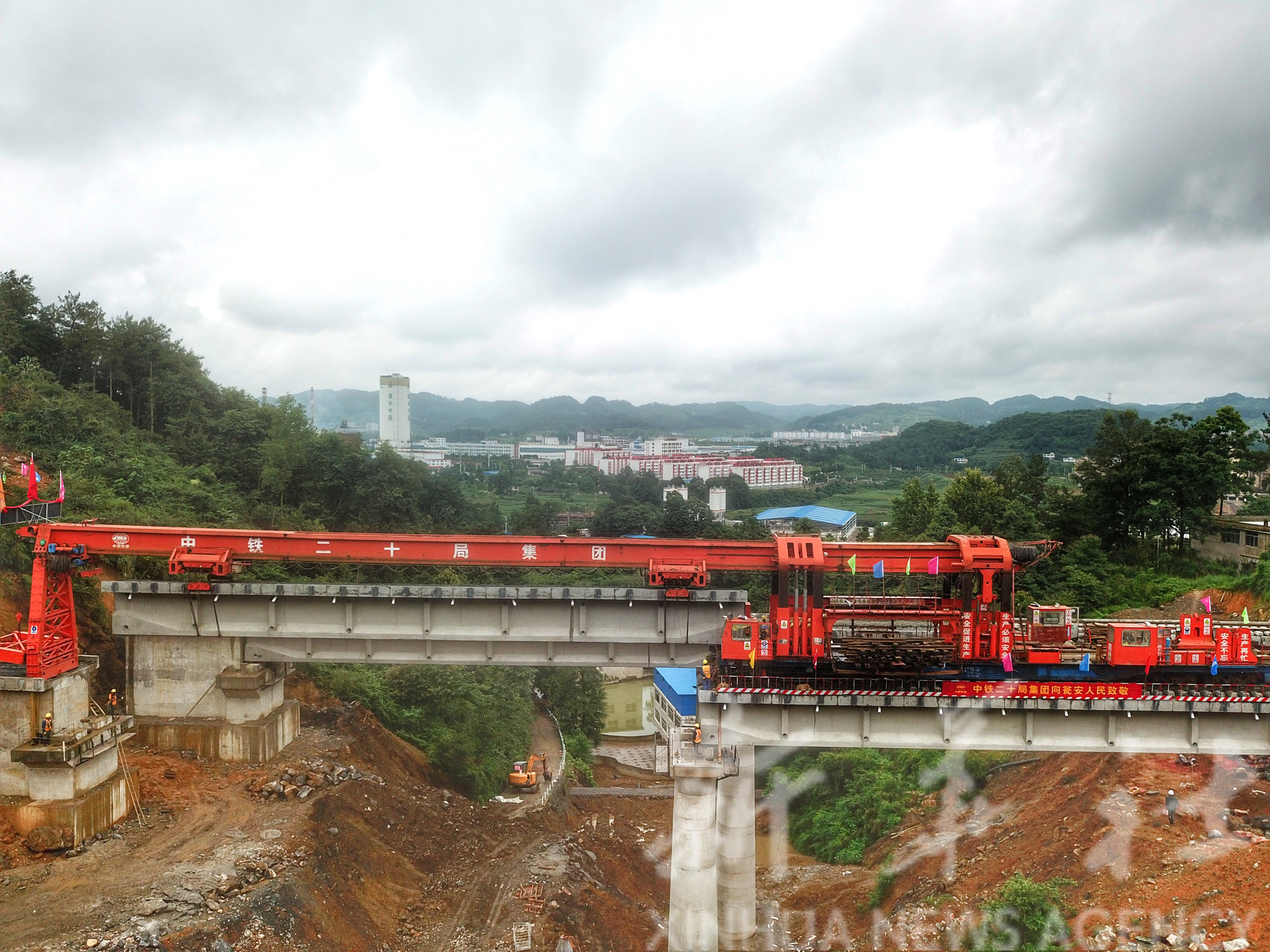 贵州首条自建自营铁路铺轨完成