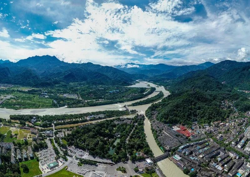 锦江,正在第三次进化!