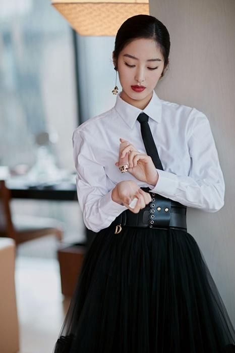 dior迪奥香氛世家大使杨采钰著名演员王丽坤超模王诗晴肌肤如同身体一