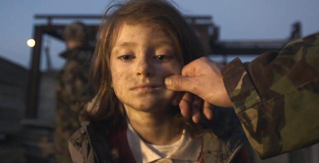 居于社会底层的的孩子,在家庭教育上不容乐观,社会当给予宽容