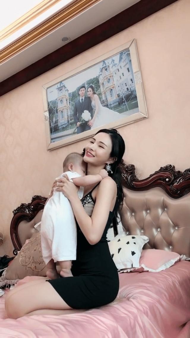 辣妈穿着短裙带娃凸显美女的独特气质