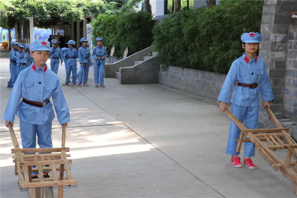 "我是小红军"训练项目通过穿戴红军服装,学习军姿,军体拳,打靶竞技