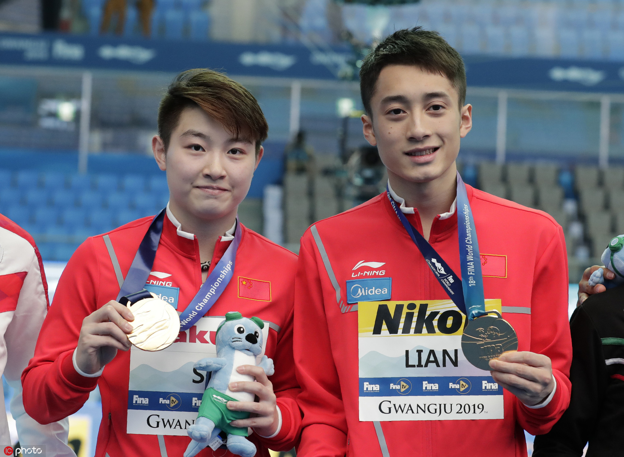 练俊杰司雅杰夺世锦赛首金俩人空中姿态绝了