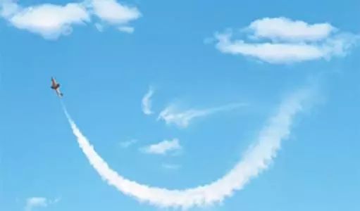 配图:蓝色的天空中,有一个由云朵组成的笑脸.