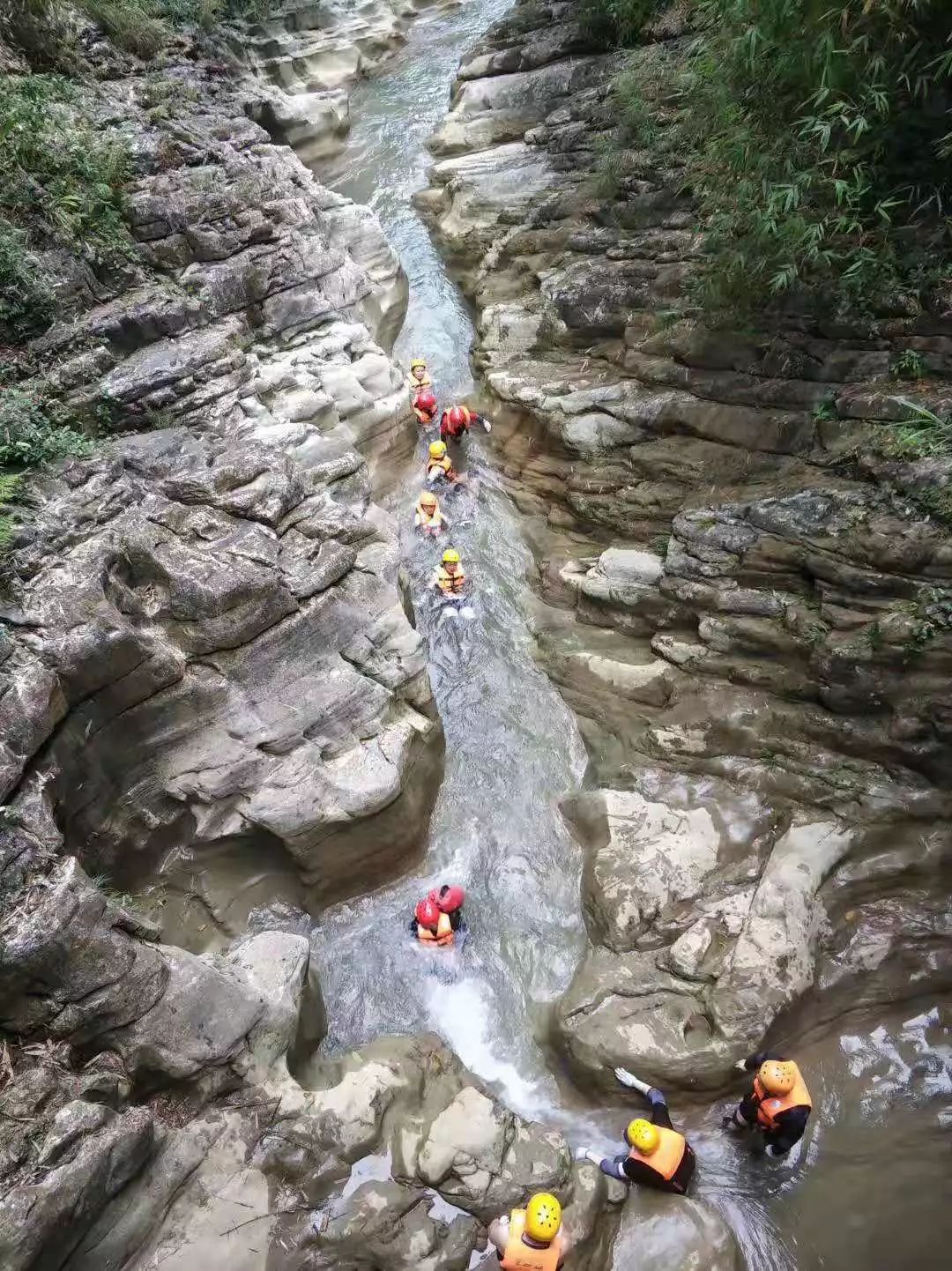 金刀峡人体漂流正式开漂啦山作伴溪共舞浪起来