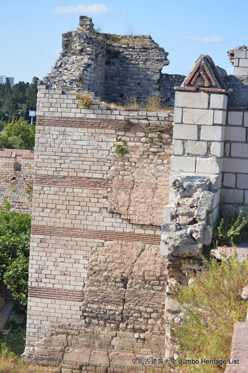 梵文也是一样,它最早是从洋人在新疆发掘出的贝叶经残片上找到了,之后
