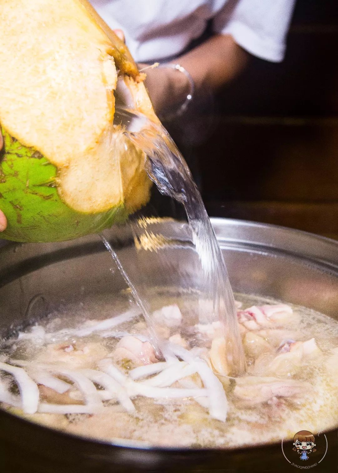 这里的椰青都是点单后现砍的,个头大,汁水充沛,足足3个倒入锅里,这样