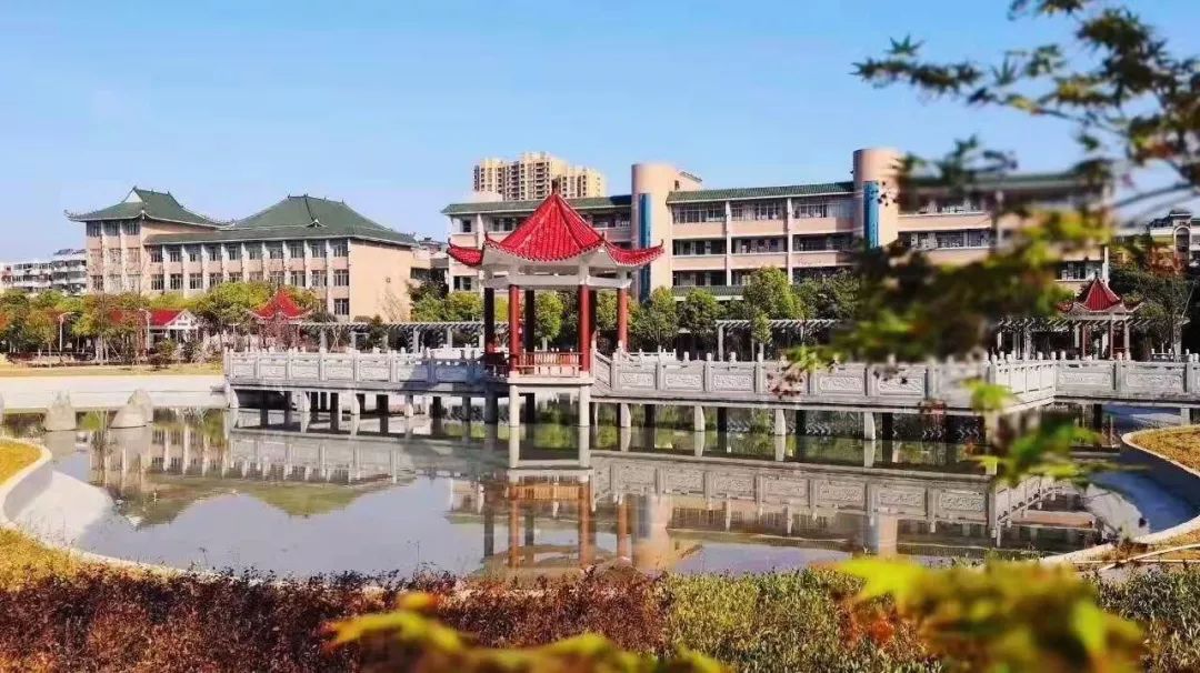 临川二中是中国百强中学和江西省优秀重点中学,秉承"志道据德,知本达