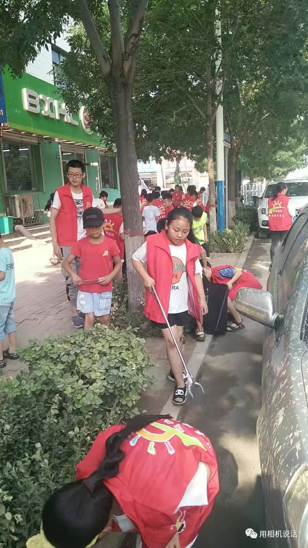 今天鹽山北環街道,幾十名小學生參與環保公益活動