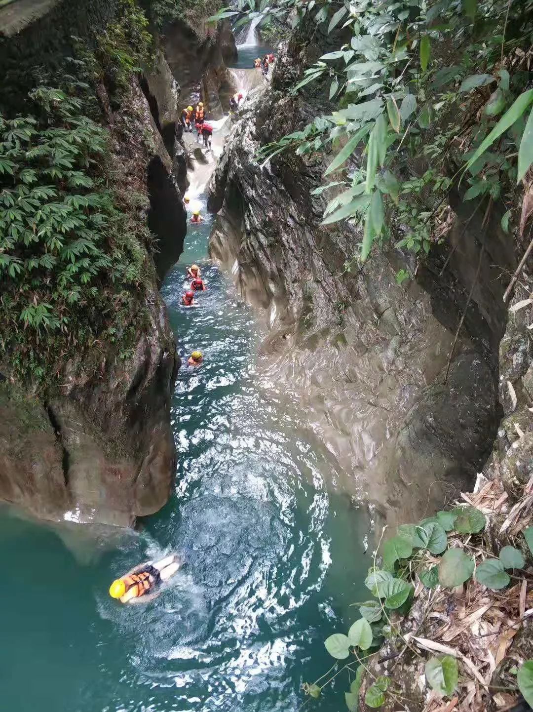 金刀峡人体漂流正式开漂啦山作伴溪共舞浪起来