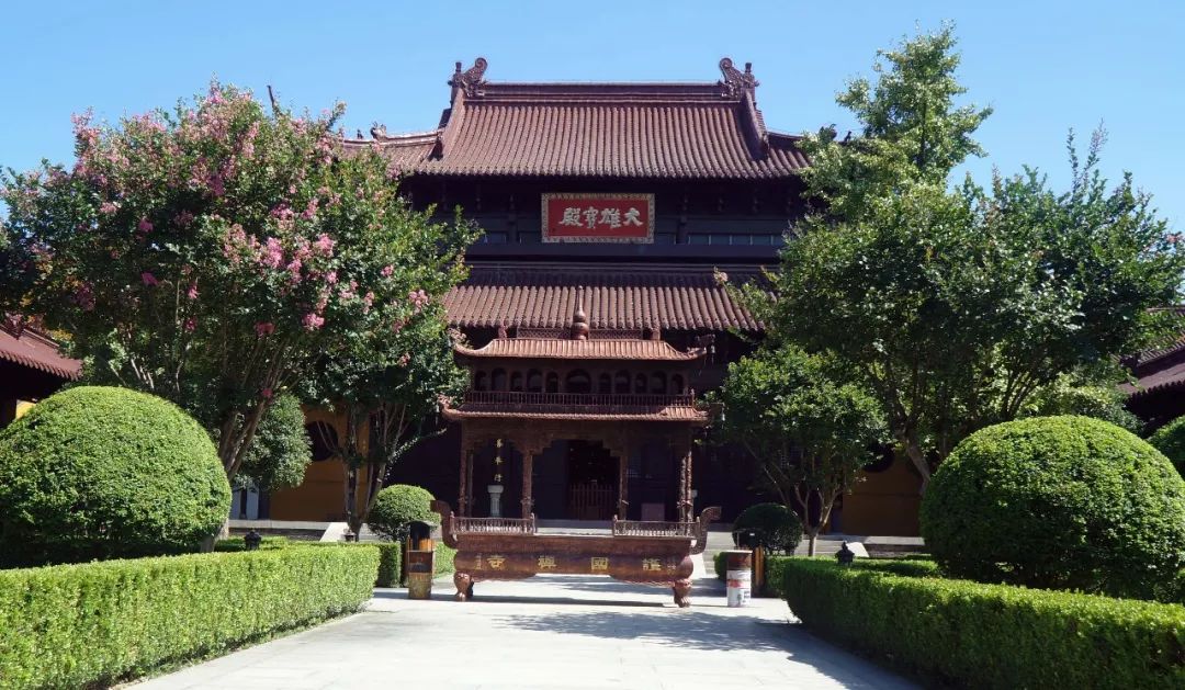 乾隆皇帝南巡时亲题并赐"敕赐护国禅寺"的匾额.