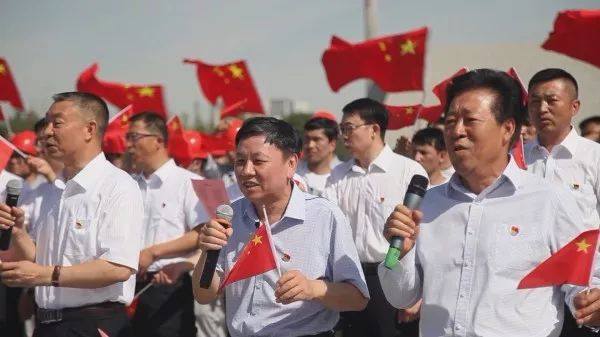不忘初心牢记使命中泰集团我和我的祖国快闪视频在阜康工业园开机拍摄