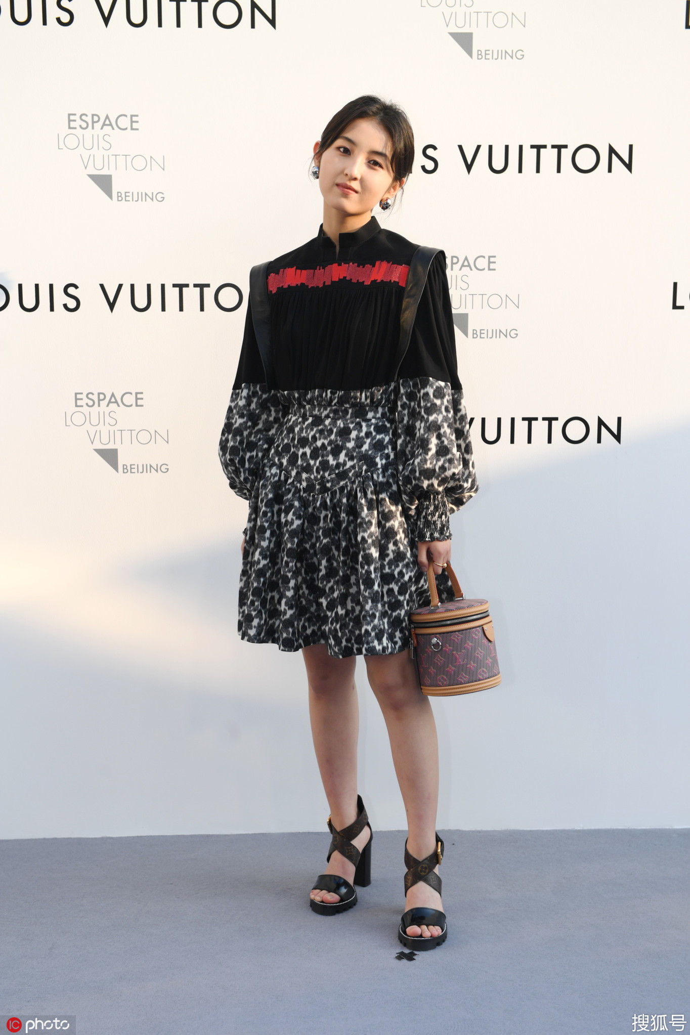 张子枫黑红衬衫很"增龄",豹纹裙宽带凉鞋似大妈