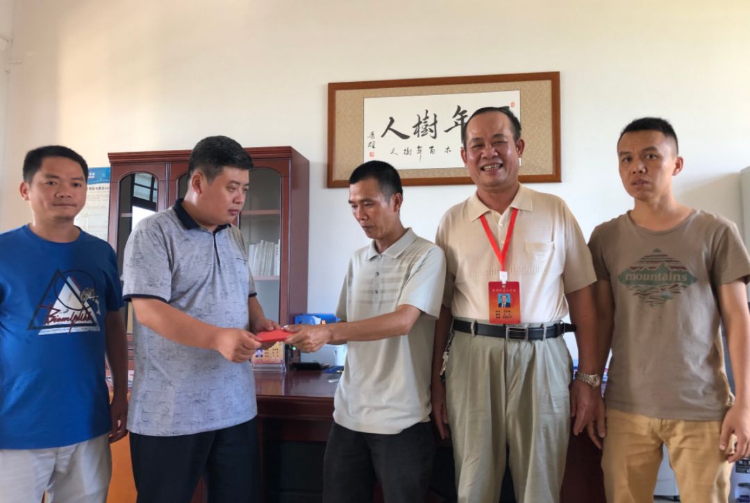 吴鸿群需要尽快进行骨髓移植,他19岁的哥哥吴鸿儒配型成功,全家却为